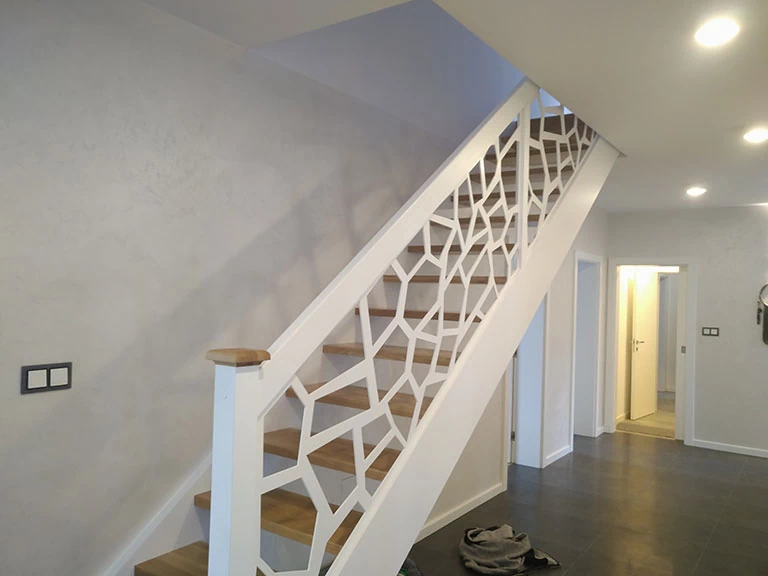 drewniane klasyczne schody