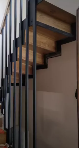 schody-samonosne-na-konstrukcji-stalowej-02