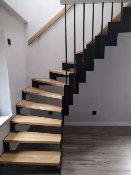 schody-samonosne-na-konstrukcji-stalowej-03