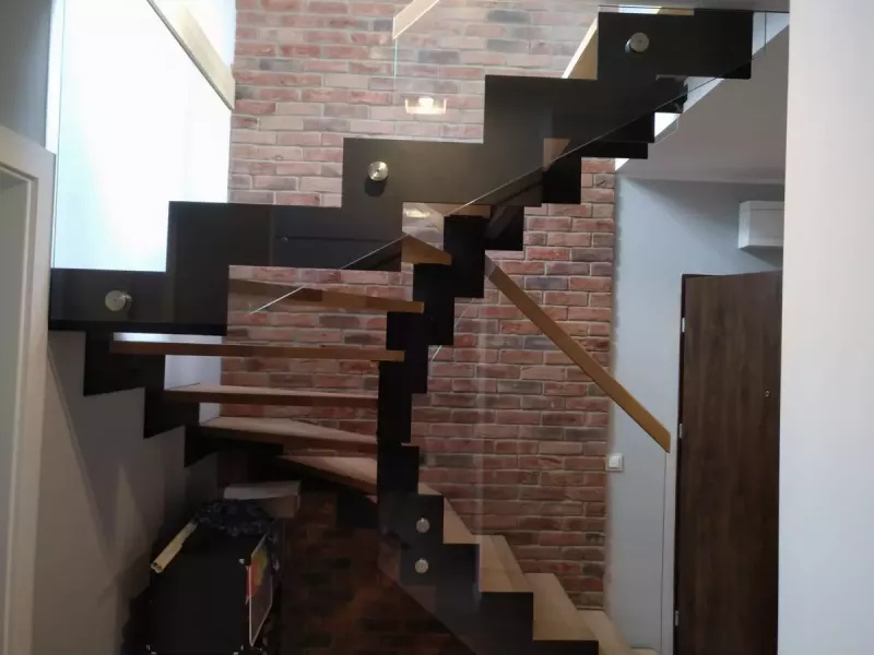 schody-samonosne-na-konstrukcji-stalowej-05
