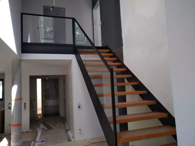 schody-samonosne-na-konstrukcji-stalowej-06