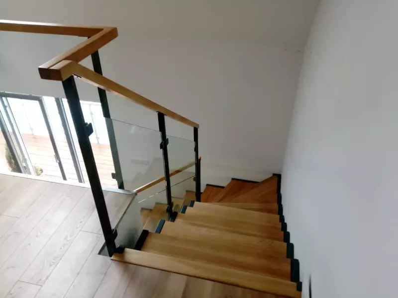 schody-samonosne-na-konstrukcji-stalowej-10