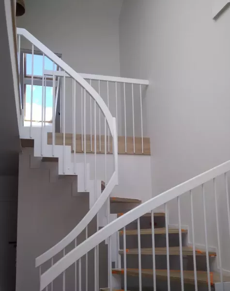 schody-samonosne-na-konstrukcji-stalowej-18